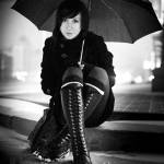 Девушка с зонтом - ЧБ