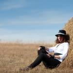 Один день в раю (фотосессия в полях) - Девушка сидит у стога сена